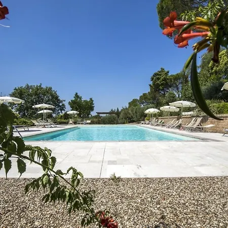 Sleeps 2 With Pool شقة