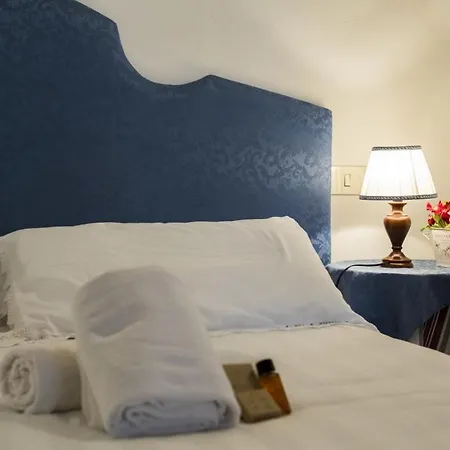 Sleeps 2 With Pool شقة *